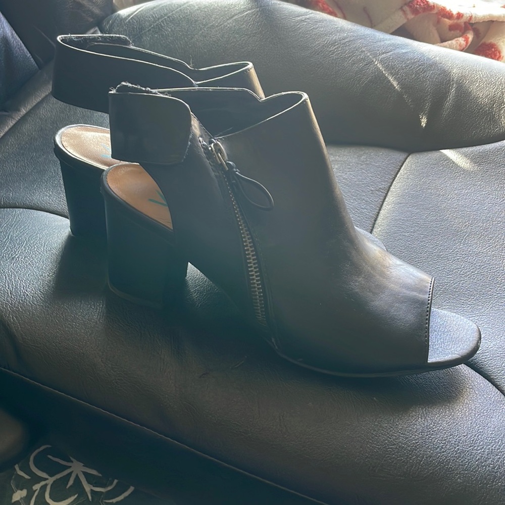 Yuu black 10w thick heal shoes with accent size zippers